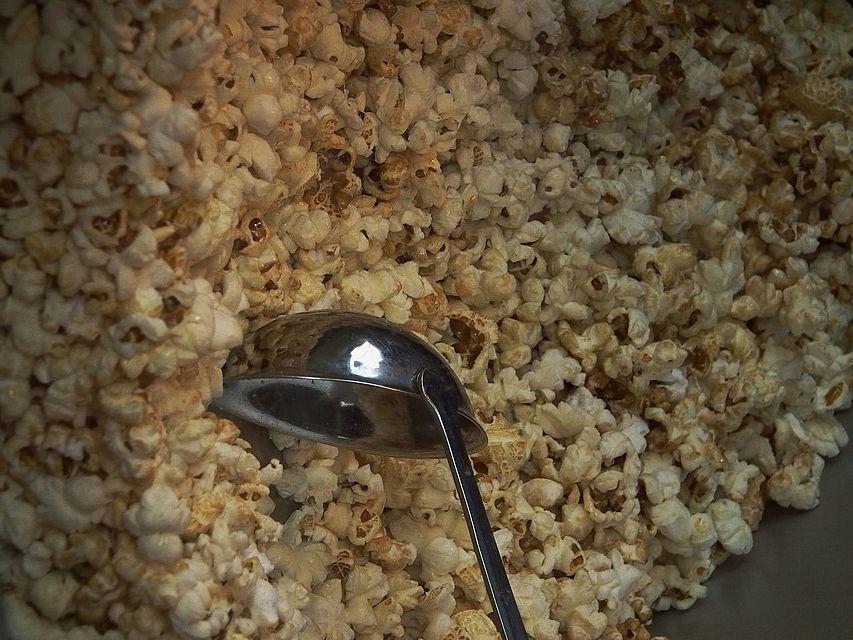 ilustrasi aduk popcorn (commons.wikimedia.org/4028mdk09)