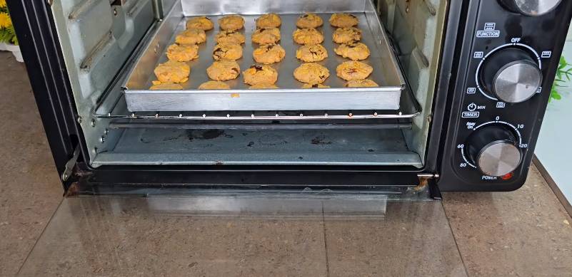ilustrasi memanggang cookies kurma cornflakes (YouTube.com/Rania Kitchen)