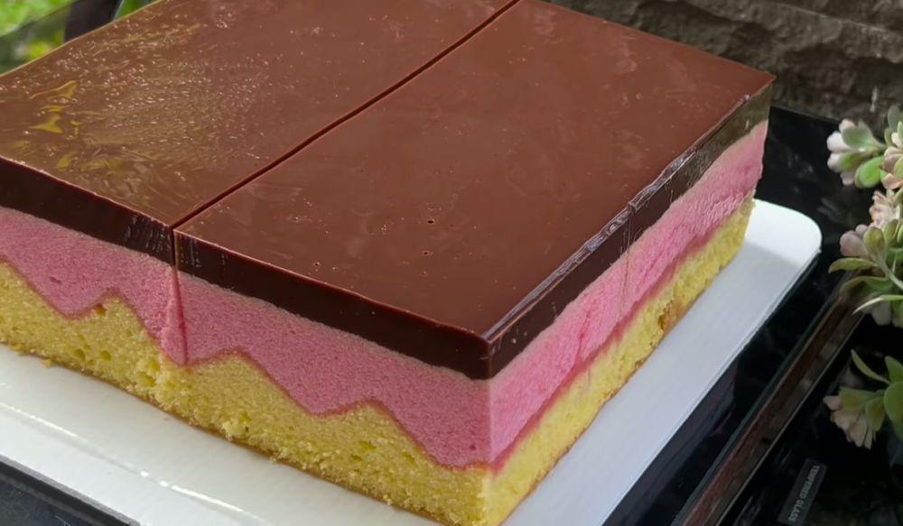 Resep Madonna Cake Cokelat Strawberry yang Lembut dan Cantik