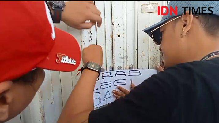 Massa aksi menyegel kantor Grab Mataram. (IDN Times/Muhammad Nasir)