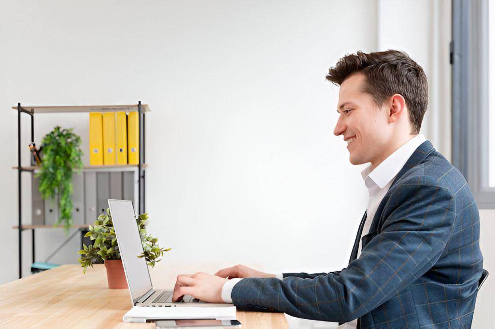 ilustrasi pria bekerja di kantor (freepik.com/freepik)
