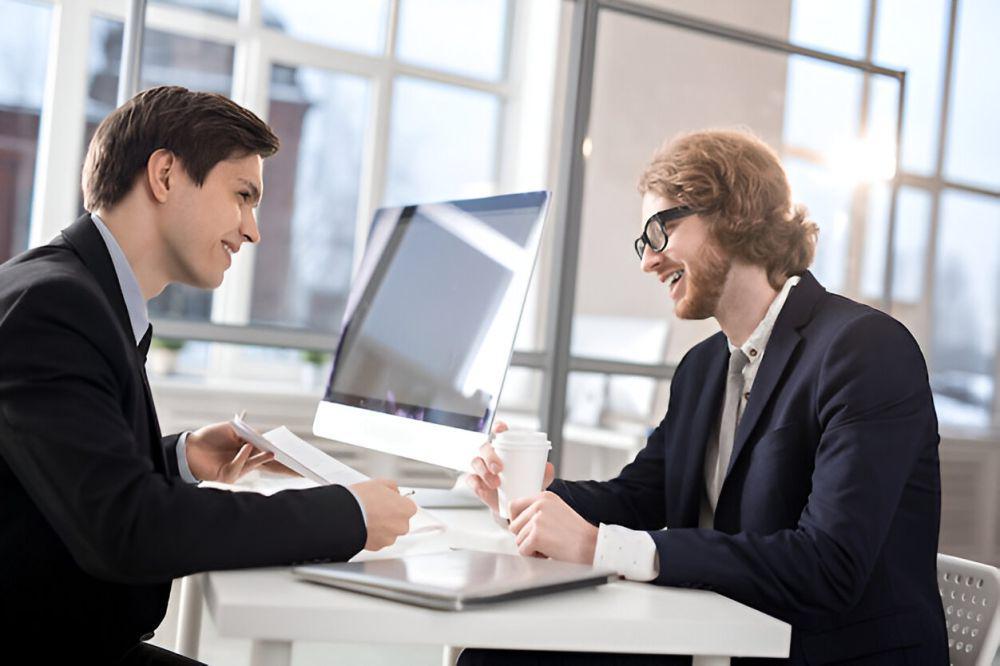 ilustrasi dua pria berbicara di kantor (freepik.com/pressfoto)