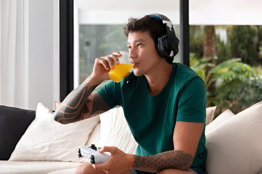 Seorang laki-laki minum jus kemasan yang mengandung fruktosa.