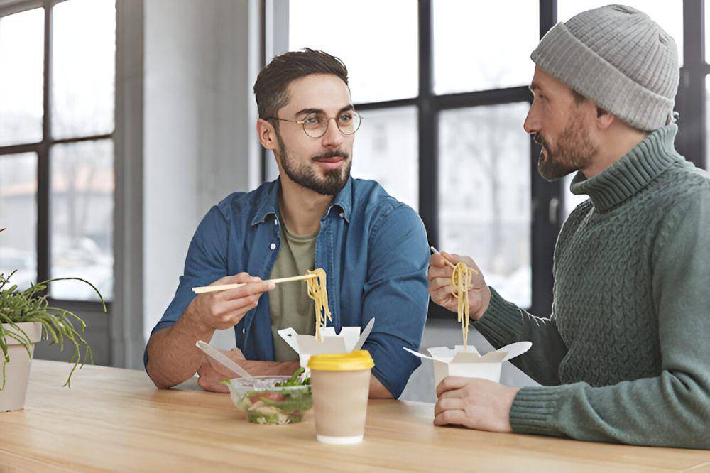 ilustrasi kolega kantor makan bersama (freepik.com/wayhomestudio)