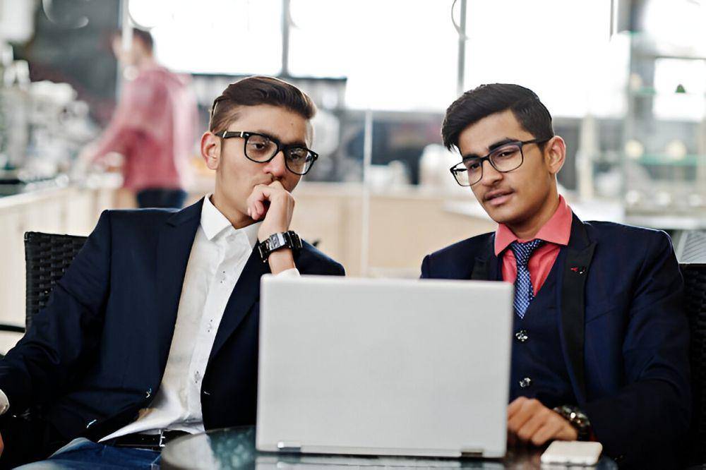 ilustrasi kolega kantor terlibat dalam proyek (freepik.com/ASphotofamily)