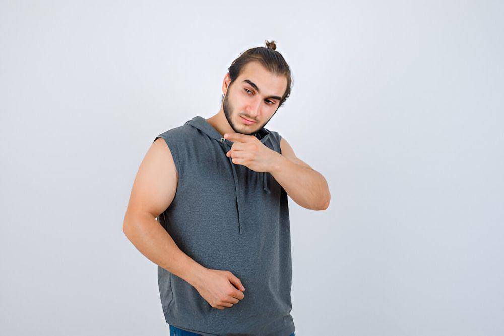 ilustrasi pria sedang bulking (freepik.com/8photo)