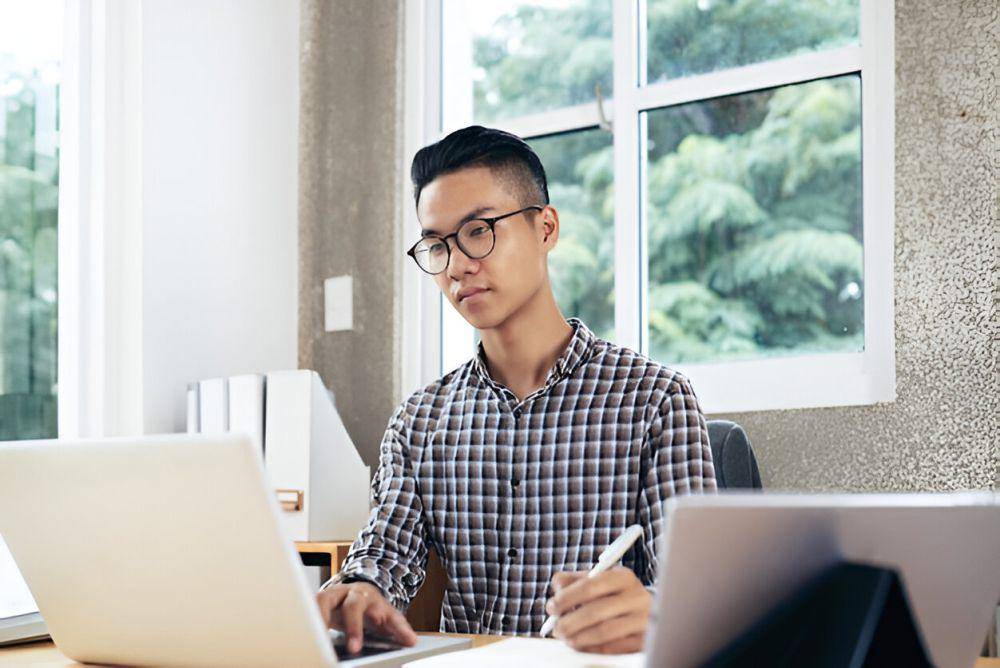 ilustrasi pria bekerja di kantor (freepik.com/pressfoto)