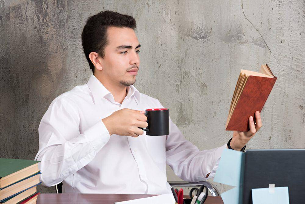 ilustrasi pria membaca buku sejarah (freepik.com/azerbaijan_stockers)