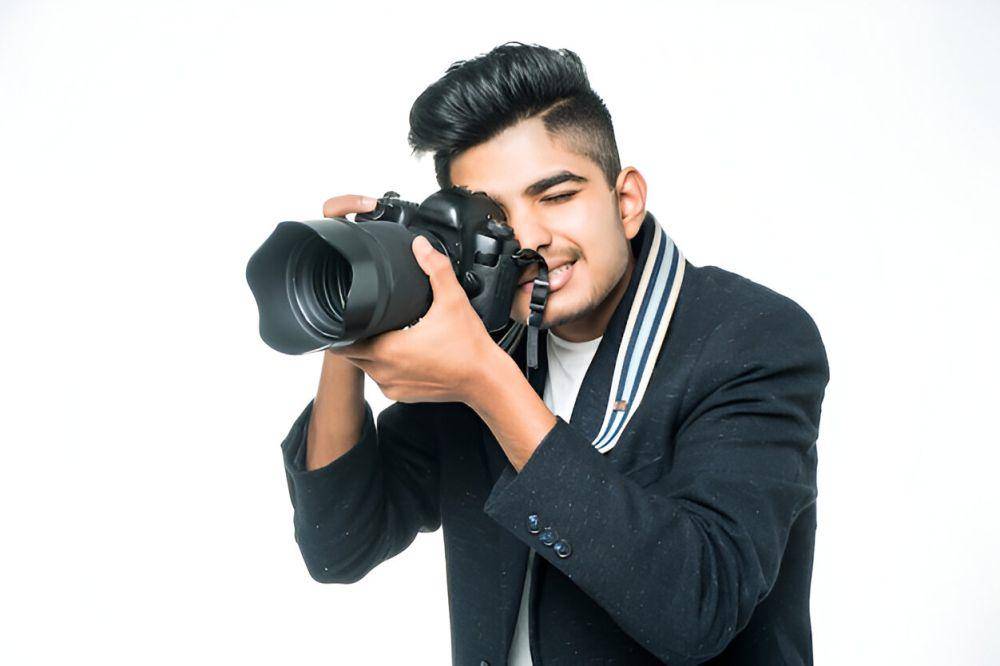ilustrasi pria dengan hobi fotografi (freepik.com/diana.grytsku)
