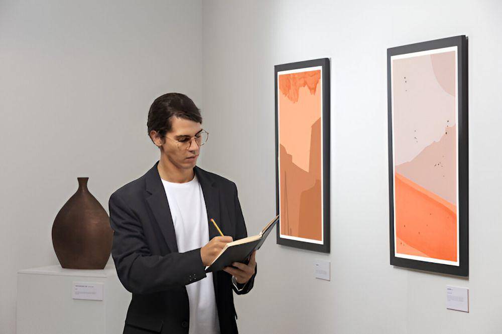 ilustrasi pria menjelajahi museum (freepik.com/freepik)