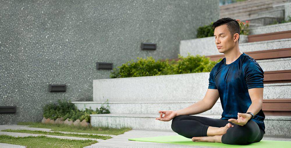 ilustrasi pria melakukan yoga (freepik.com/freepik)