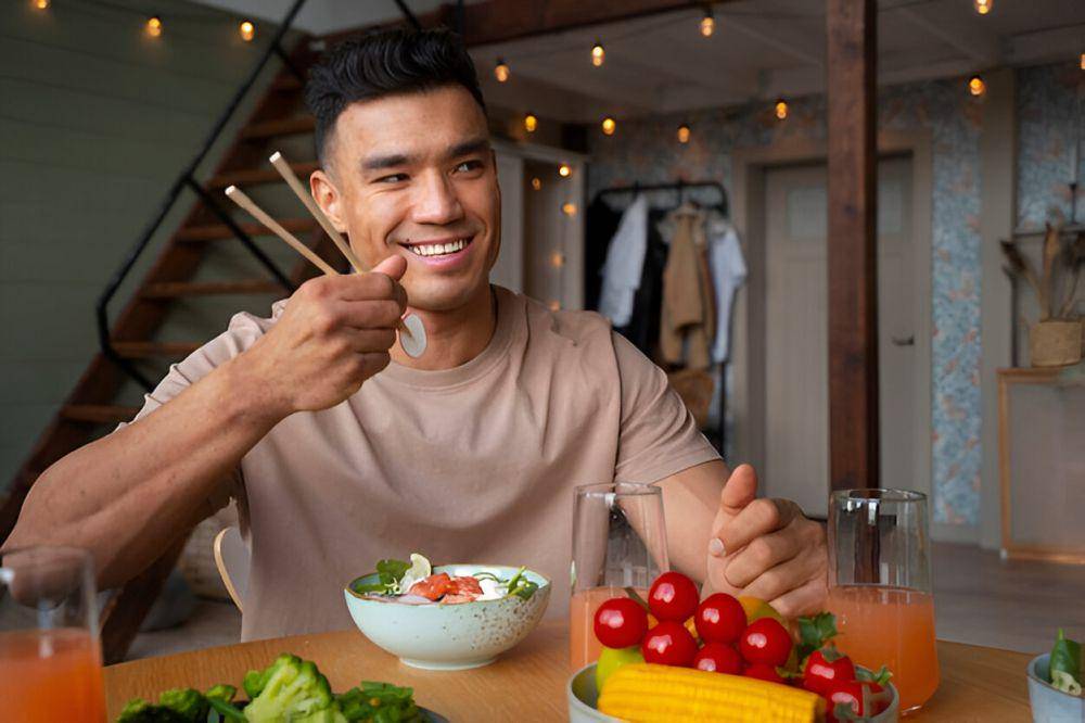 ilustrasi pria makan salad (freepik.com/freepik)