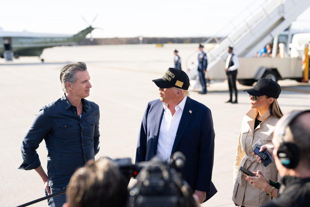 Gubernur California, Gavin Newsom (kiri) bertemu Presiden AS, Donald Trump (tengah) dan ibu negara AS, Melania Trump (kanan). (The White House, Public domain, via Wikimedia Commons)