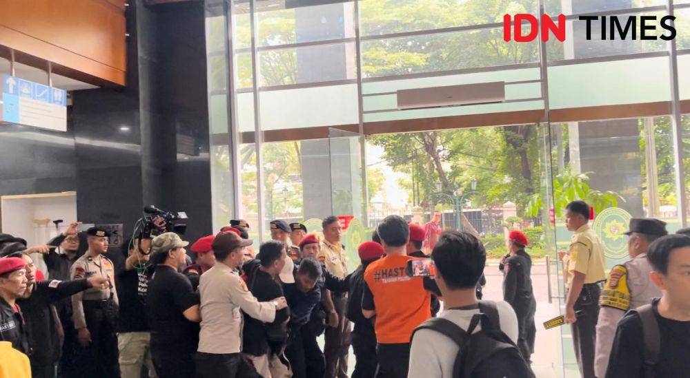 Sejumlah orang berkaos #SaveKPK dan #AdiliHasto dipaksa keluar dari ruang sidang oleh simpatisan PDIP di PN Jakpus. (IDN Times/Aryodamar).