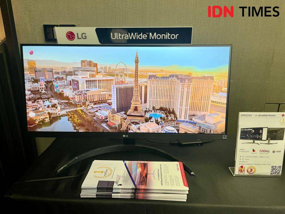 PT LG Electronics Indonesia (LG) mengenalkan koleksi produk monitor terbaru ke pasar Semarang dan sekitarnya, Rabu (16/4/2025) malam. (IDN Times/Anggun Puspitoningrum)