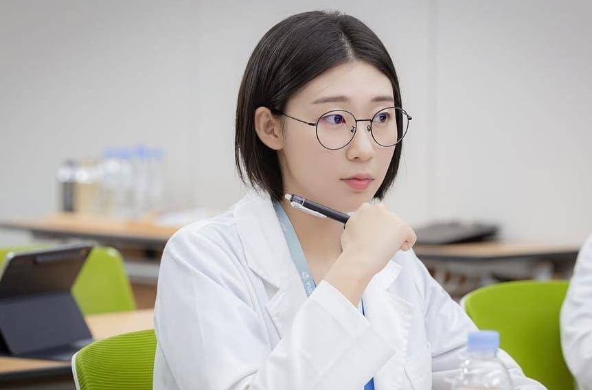 Profil dan Biodata Han Ye Ji pemeran Kim Sa Bi di Resident Playbook (Instagram/tvn_drama)