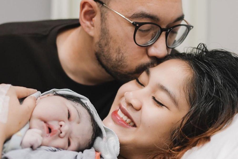 7 Potret Acha Eks JKT48 Melahirkan Anak Pertama, Penuh Perjuangan!