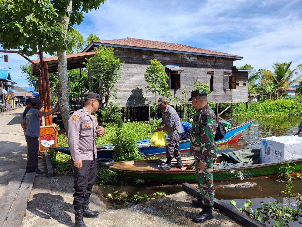 Perahu ces jadi transportasi utama untuk mendistribusikan logistik PSU Pilkada Kukar di beberapa desa di Kecamatan Kenohan. (Dok. Polsek Kenohan)