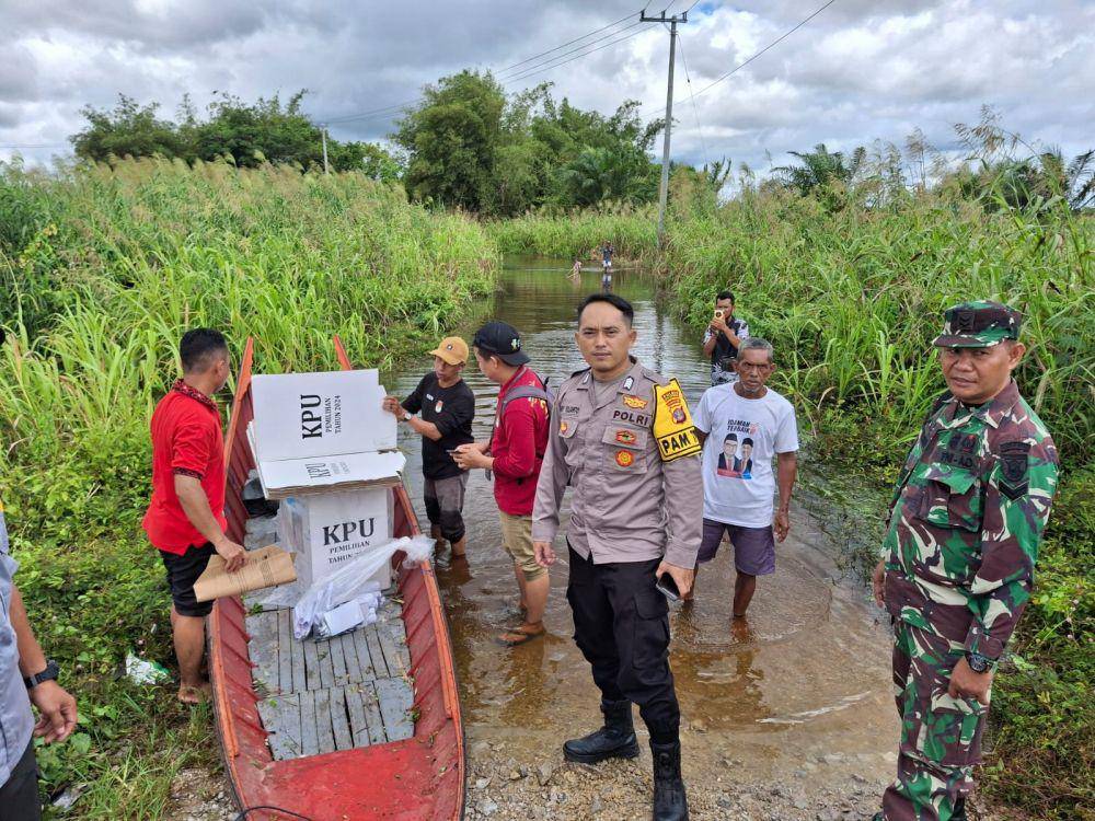 Perahu ces jadi transportasi utama untuk mendistribusikan logistik PSU Pilkada Kukar di beberapa desa di Kecamatan Kenohan. (Dok. Polsek Kenohan)