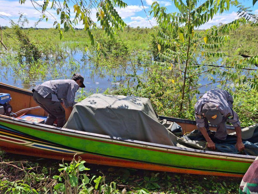 Perahu ces jadi transportasi utama untuk mendistribusikan logistik PSU Pilkada Kukar di beberapa desa di Kecamatan Kenohan. (Dok. Polsek Kenohan)