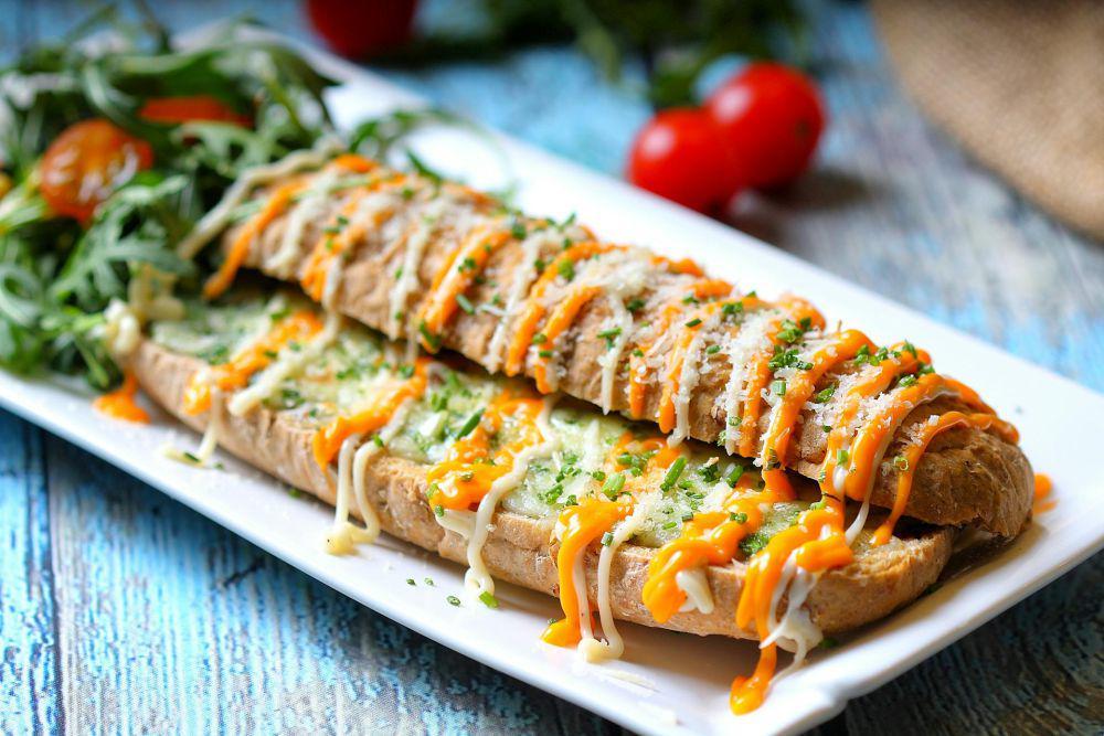 Resep Garlic Bread Baguette Keju Mozarella Tanpa Oven, Lumer Gurih!