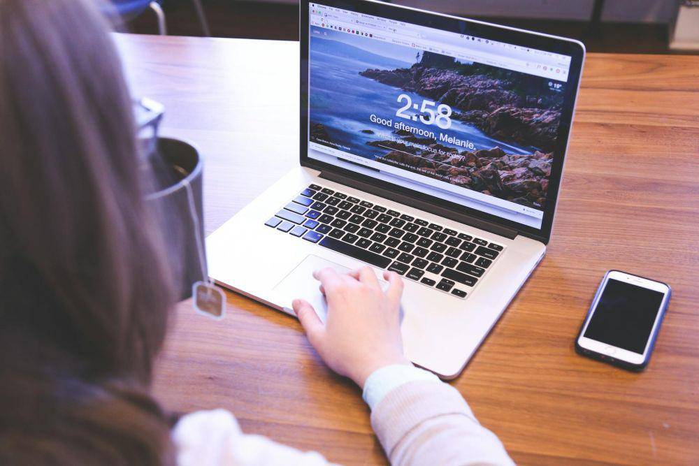 Ilustrasi tampilan website open trip (pexels.com/Startup Stock Photos)