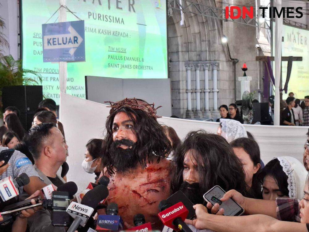 Arya Setiawan Tarigan (20) pemeran Yesus dalam Jalan Salib di Gereja Katedral Jakarta. (IDN Times/Amir Faisol)