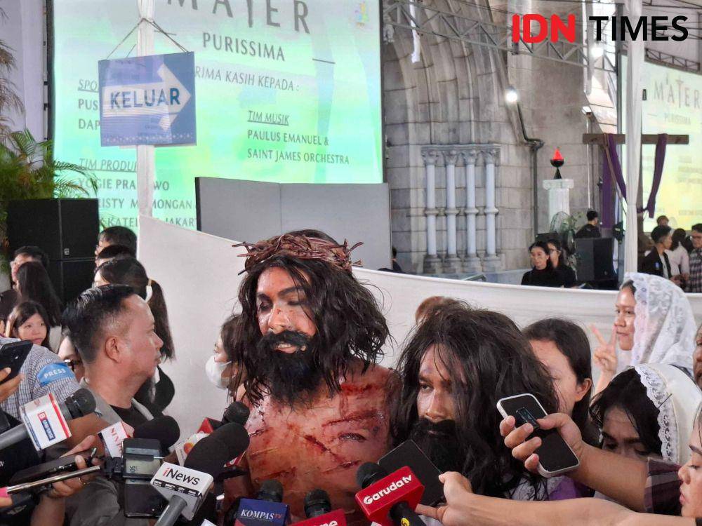 Arya Setiawan Tarigan (20) pemeran Yesus dalam Jalan Salib di Gereja Katedral Jakarta. (IDN Times/Amir Faisol)