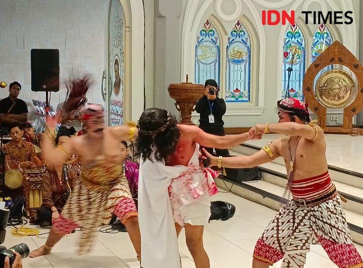 Jalan Salib di Gereja Katolik Surabaya Memadukan Budaya Jawa