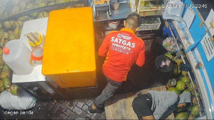 Viral aksi pencurian yang dilakukan pria yang menggunakan kaos Satgas Pemkot Surabaya. (Dok. Istimewa)