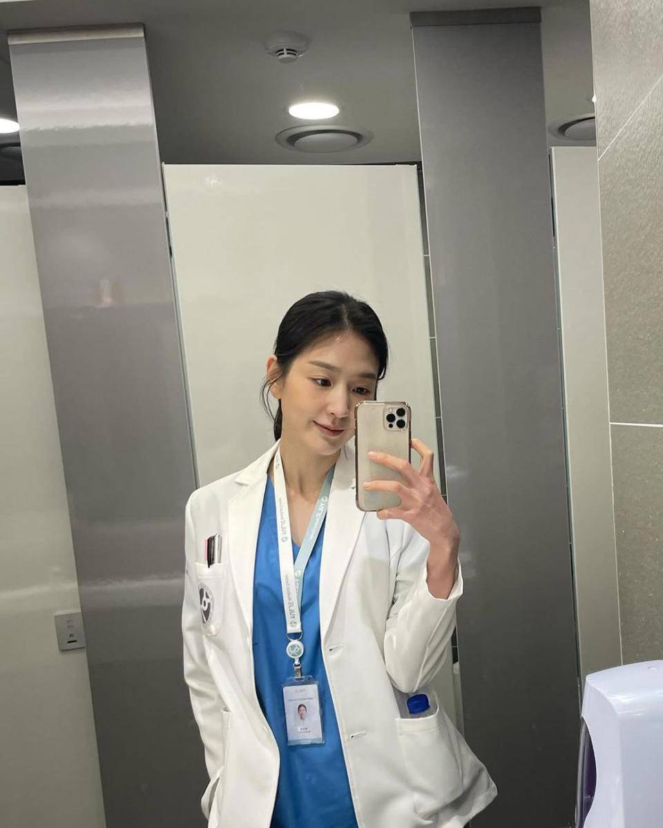 potret Kim Hye In di drama Resident Playbook (instagram.com/_hyein.kim_)