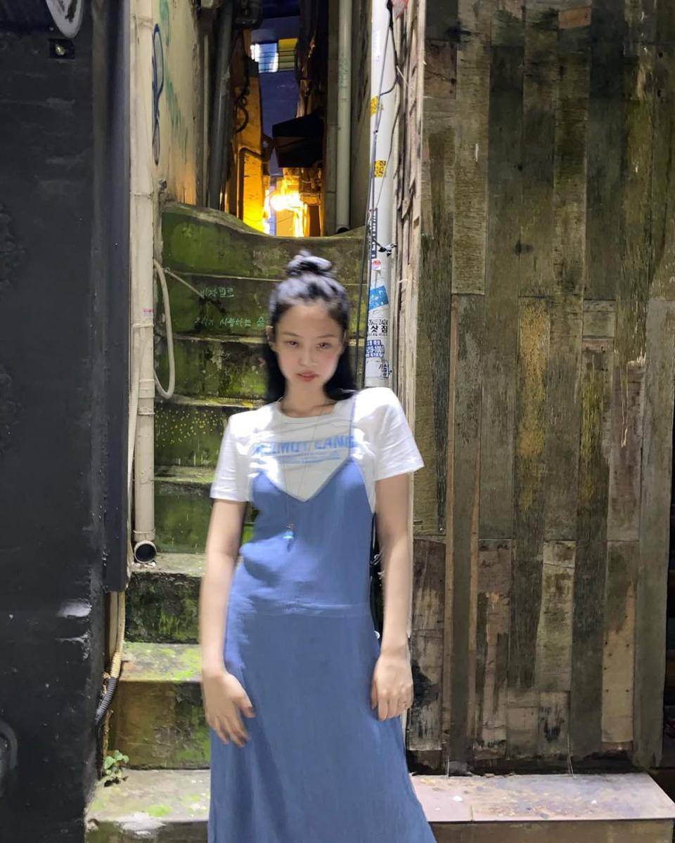 OOTD kece bertema biru ala Jennie BLACKPINK (instagram.com/jennierubyjane)