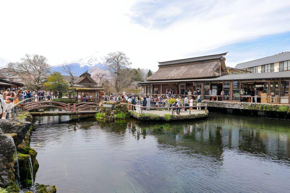 Oshino Hakkai (japan-guide.com)