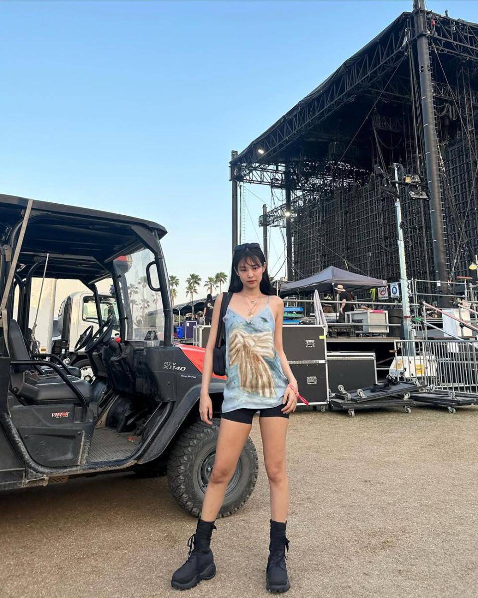 OOTD kece bertema biru ala Jennie BLACKPINK (instagram.com/jennierubyjane)