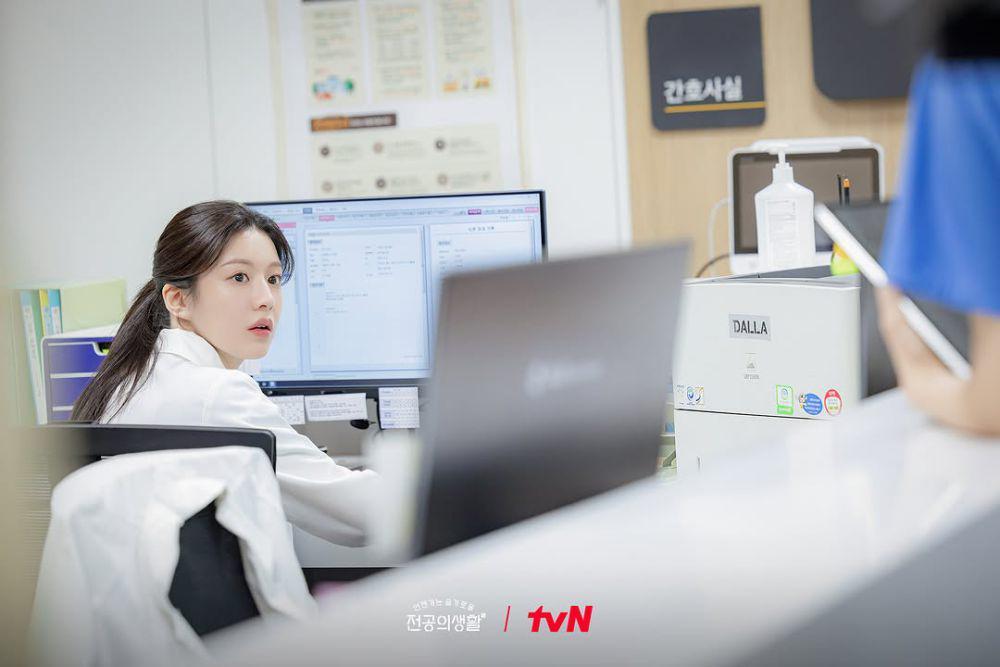 Go Youn Jung di KDrama Resident Playbook (instagram.com/tvn_drama)