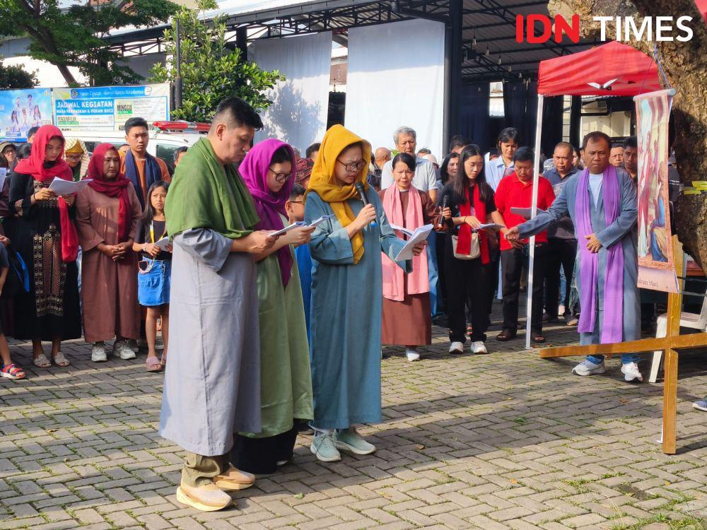 Jumat Agung, Umat Gereja Santo Nikodemus Ikut Jalan Salib Keluarga