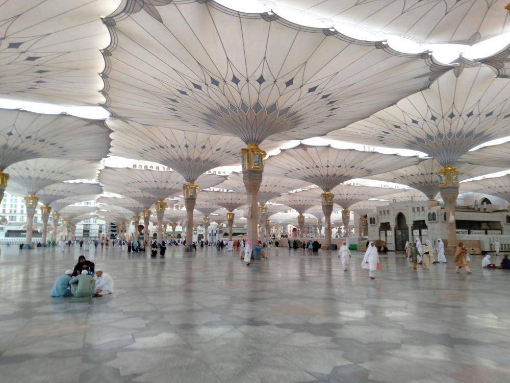 masjid nabawi, madinah (unsuplash.com/amientaryamin)