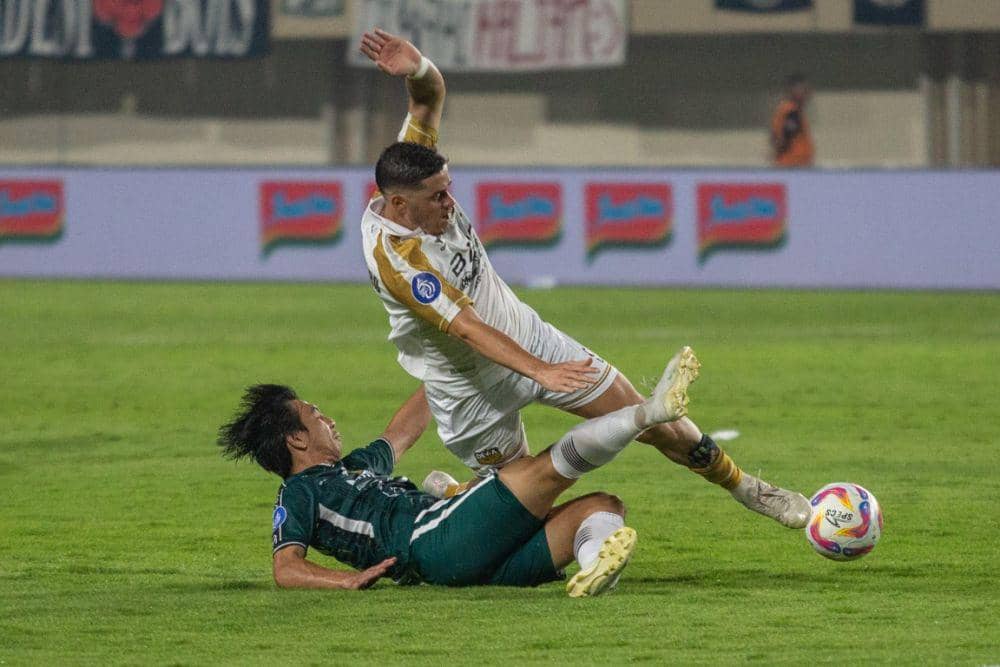 Pertandingan PSS Sleman vs Dewa United di Stadion Maguwoharjo, Sleman, DI Yogyakarta, Kamis (17/4/2025). (ANTARA FOTO/Hendra Nurdiyansyah)