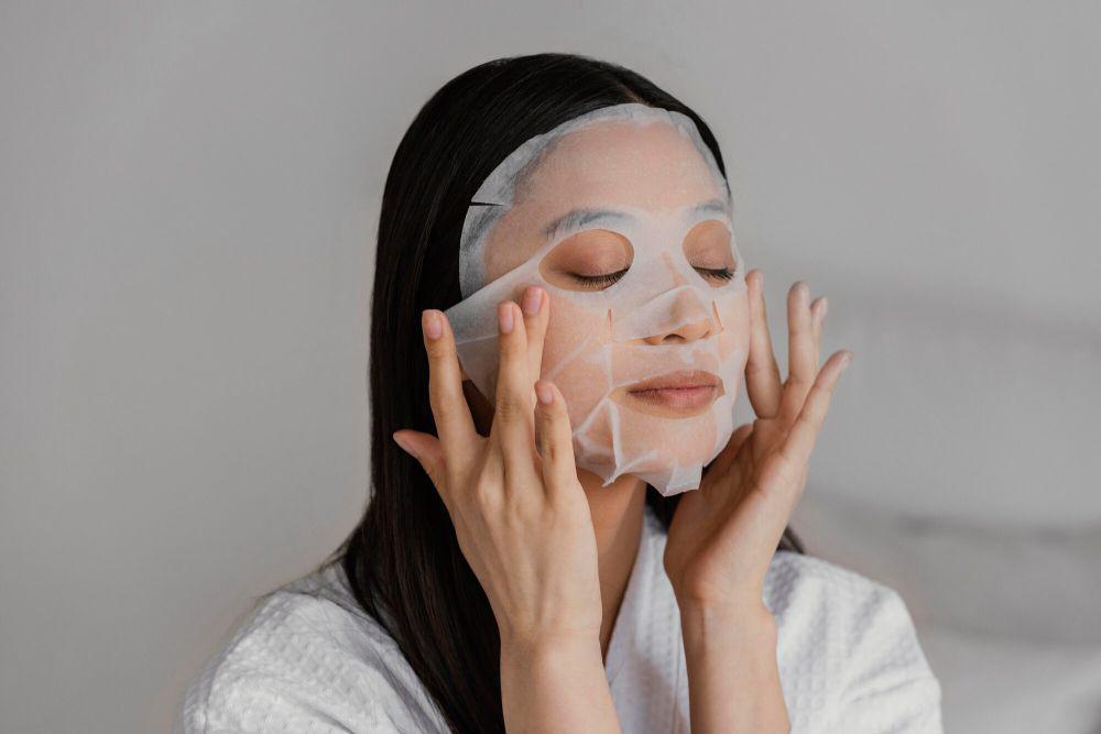 5 Bahaya Memakai Masker Wajah Terlalu Lama, Cukup 10-15 Menit!