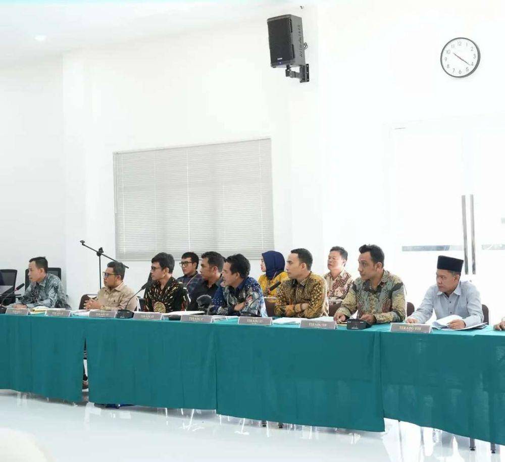 Sidang pemeriksaan terhadap Komisioner KPU dan Bawaslu Lombok Utara oleh DKPP. (dok. DKPP)