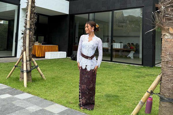 7 Potret Syukuran Rumah Baru Jennifer Coppen dengan Adat Bali