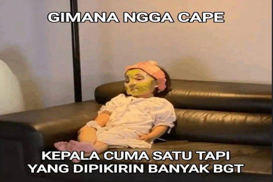 Hidup Lagi Capek-Capeknya, 8 Meme Curhat Random Ini Relate Banget!