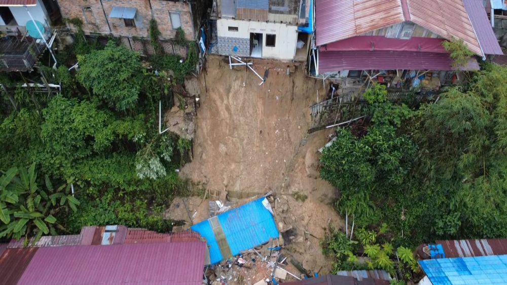 Dihantam Longsor, Tiga Rumah Warga Balikpapan Luluh Lantak