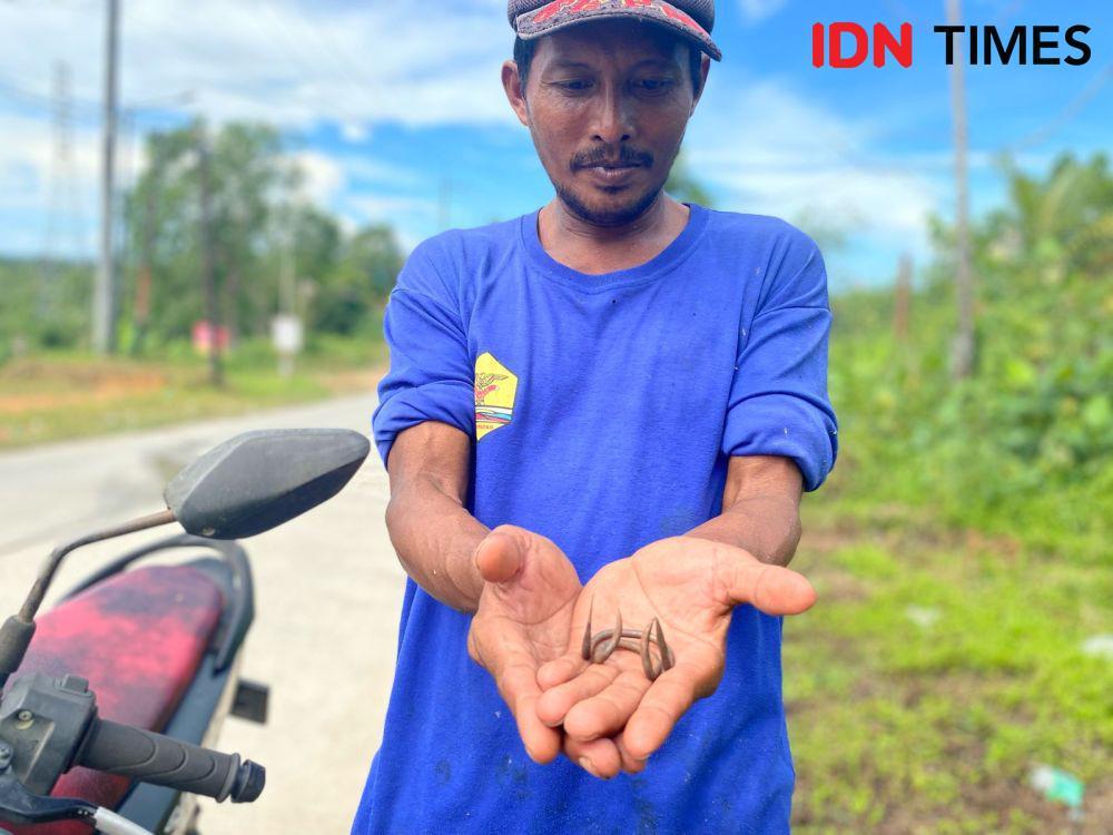 Rahwono Triawan, warga Jalan Transad, Kilometer 8, RT 38, Kelurahan Graha Indah, Balikpapan Utara, menunjukkan ranjau paku buatan yang sempat menancap di ban motornya. (IDN Times/Erik Alfian)