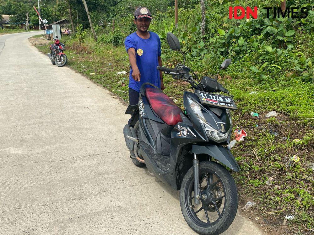 Rahwono Triawan, warga Jalan Transad, Kilometer 8, RT 38, Kelurahan Graha Indah, Balikpapan Utara, menunjukkan lokasi ranjau pakau buatan yang mengenai roda depan motornya. (IDN Times/Erik Alfian)