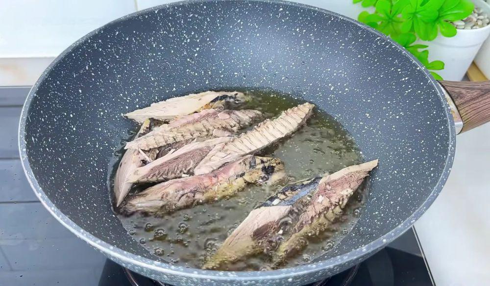 ilustrasi menggoreng ikan tongkol (YouTube.com/Ika Mardatillah)