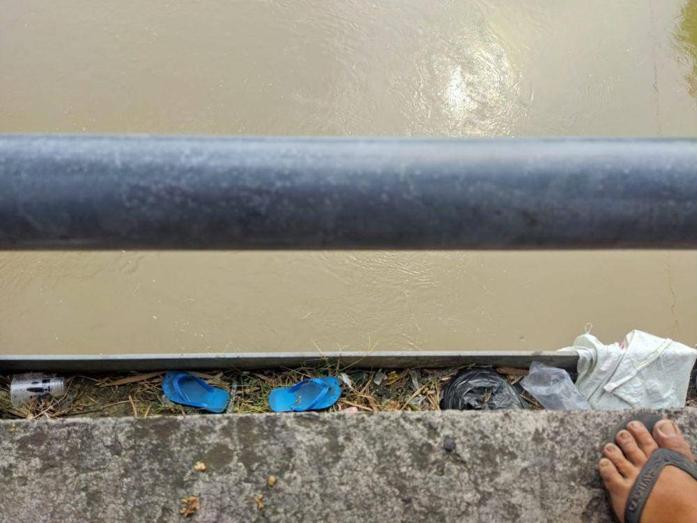 Sandal korban yang sengaja dilepas sebelum terjun ke Bengawan. IDN Times/ Riyanto.
