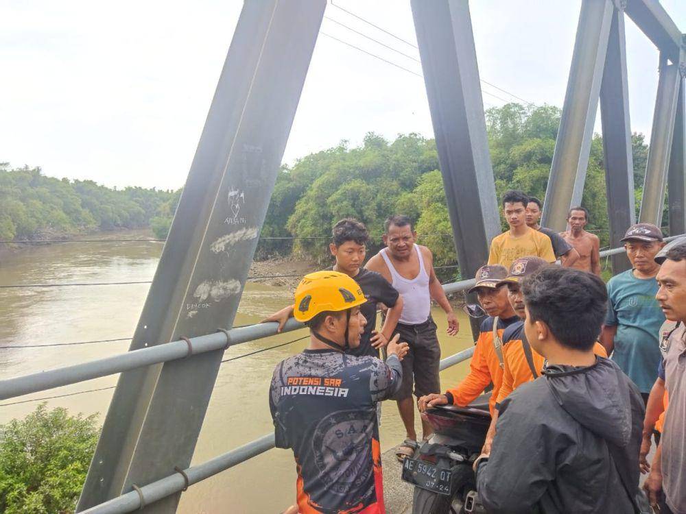 Korban nekat loncat dari atas jembatan Kendung ke aliran Bengawan Madiun di Kecamatan Kwadungan, Kabupaten Ngawi. IDN Times/ Riyanto.