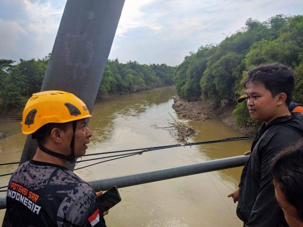 Petugas gabungan tengah melakukan pencarian korban. IDN Times/ Riyanto
