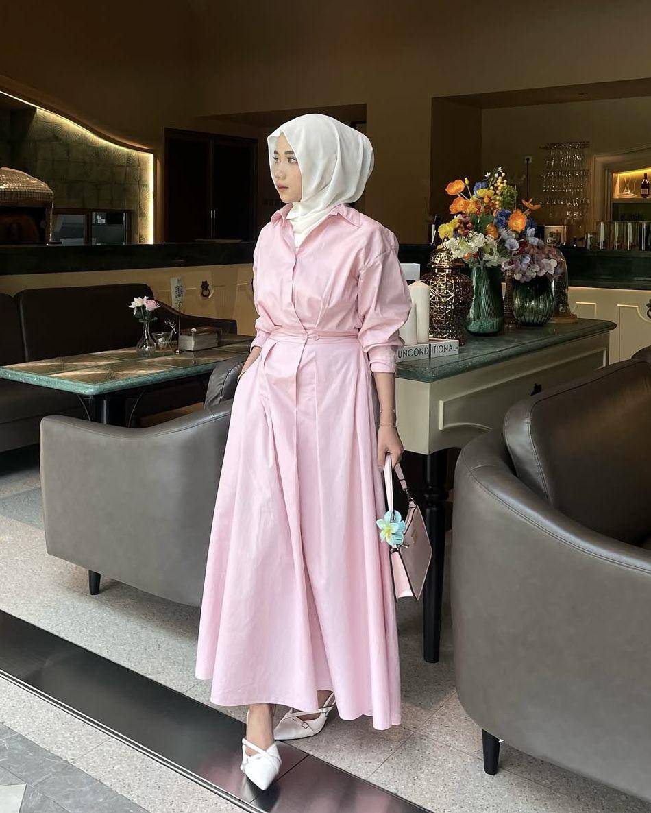 potret ide OOTD kasual feminin yang anggun dan elegan ala Syahna (instagram.com/syahnaqrt)